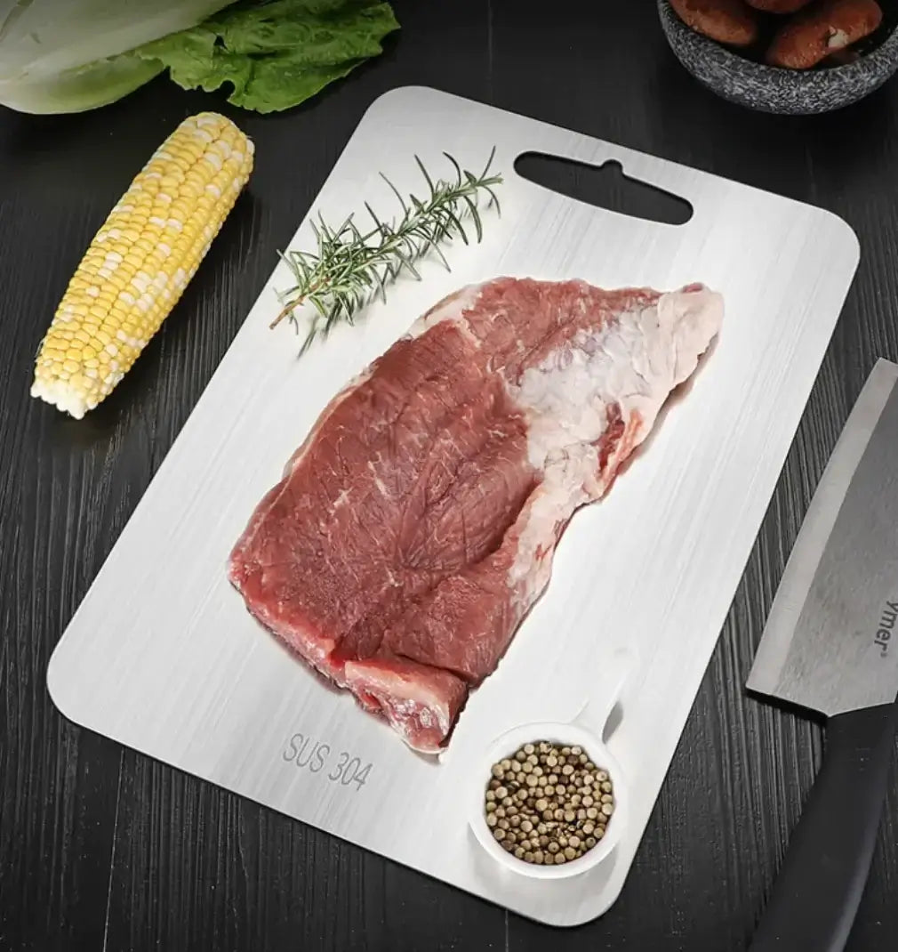Et skærebart der har en steak læggende oven på sig som fylder det meste